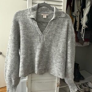 Cropped grey sweater with collar